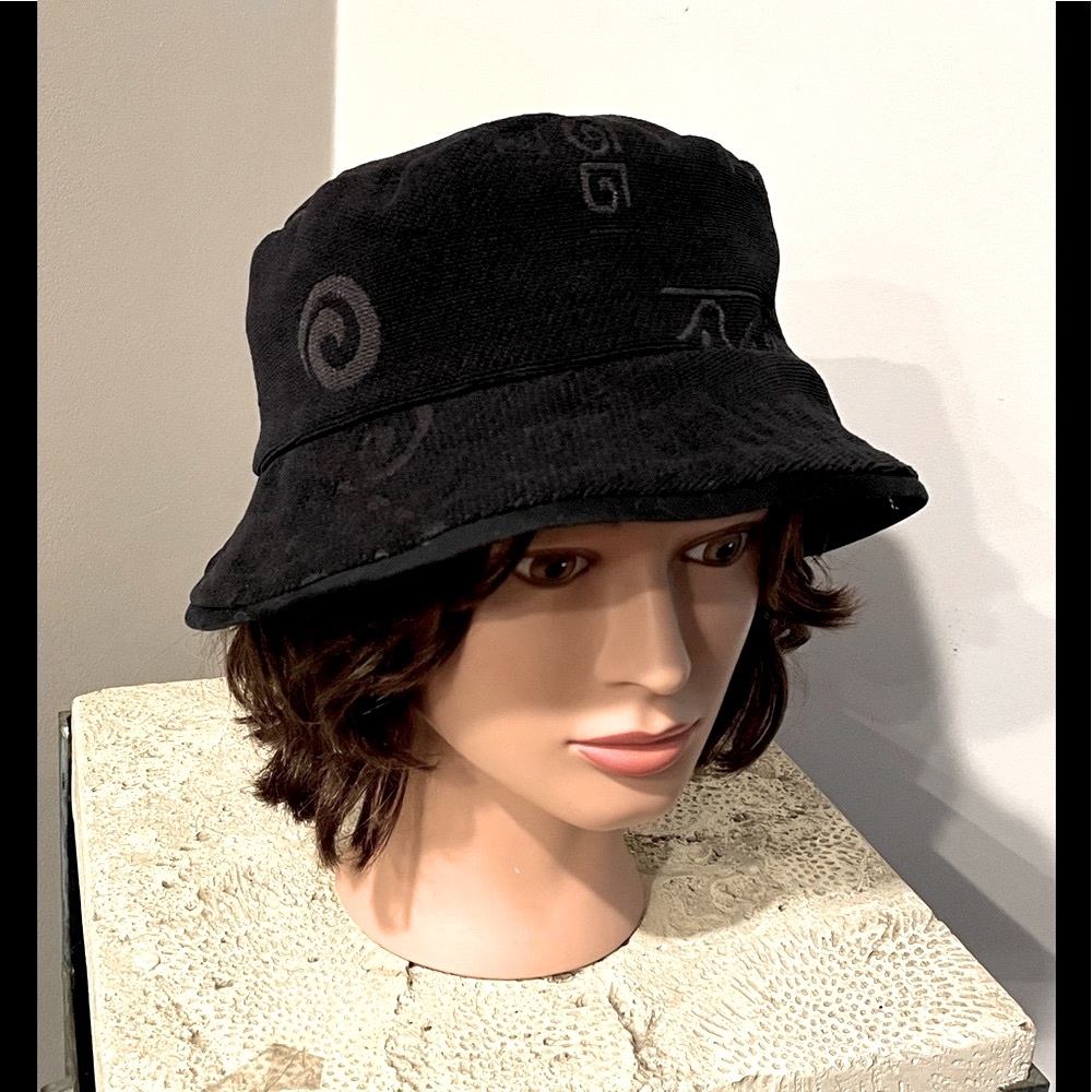 Kimono Designs black vintage 90’s bucket hat